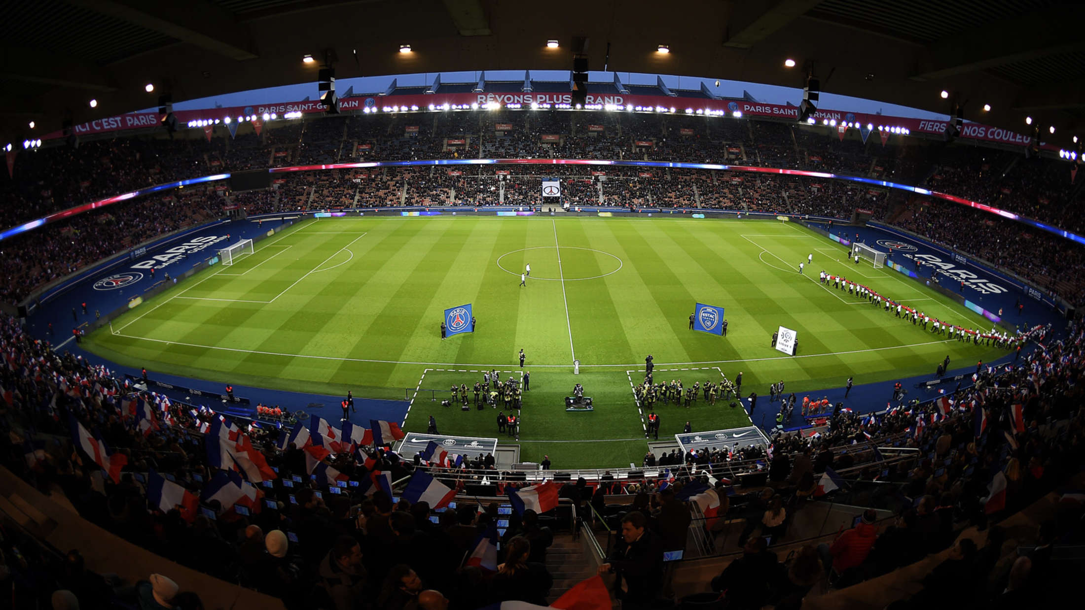 Stadium park. Стадион Париж сен Жермен. Стадион ПСЖ В Париже. Парк де Франс стадион. Parc des Princes стадион в Париже.