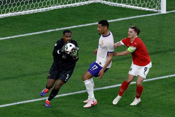 Chelsea submit Mike Maignan bid - Get French Football News