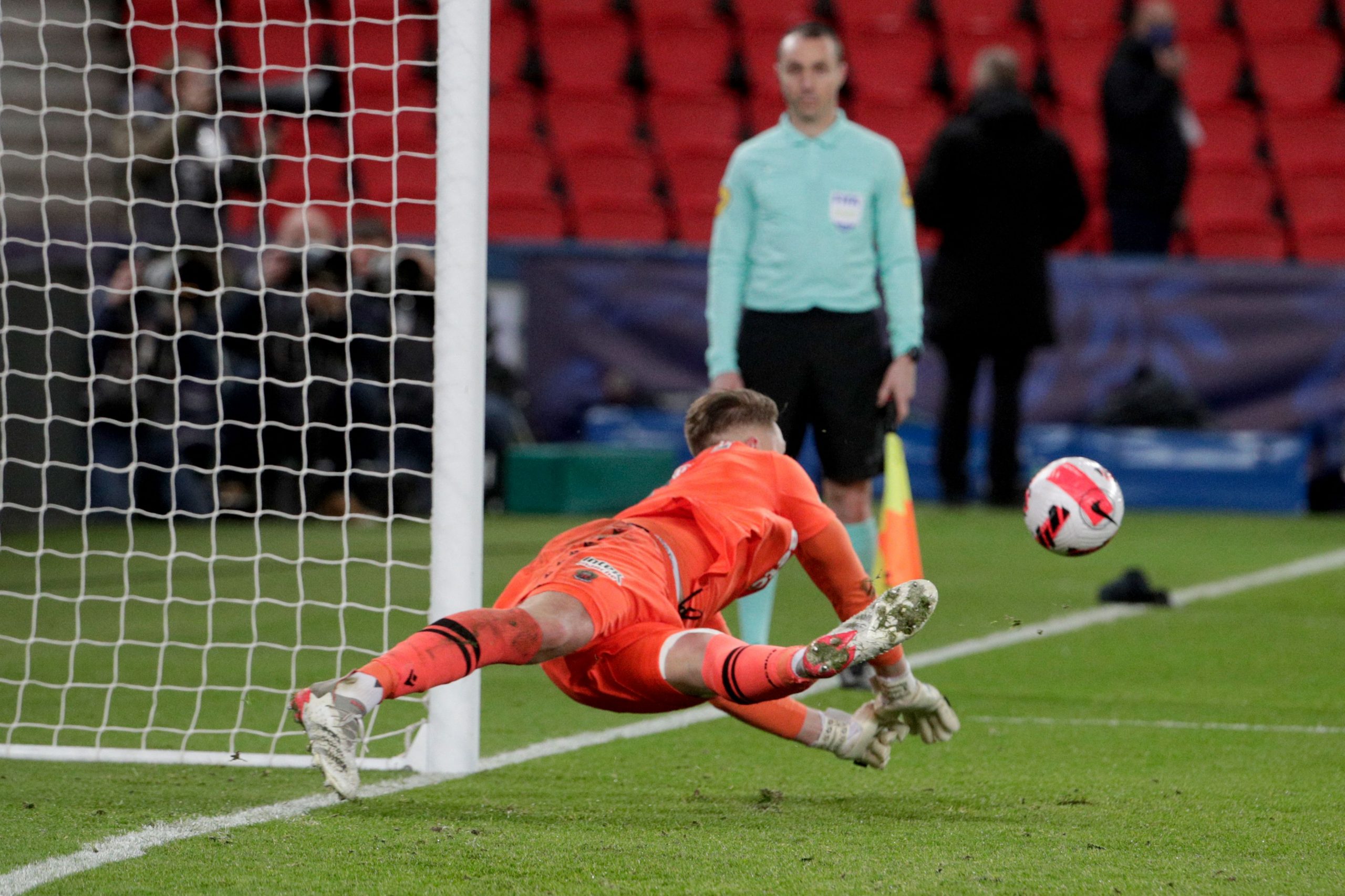 On-loan PSG goalkeeper Marcin Bułka could remain at Nice - Get French Football News