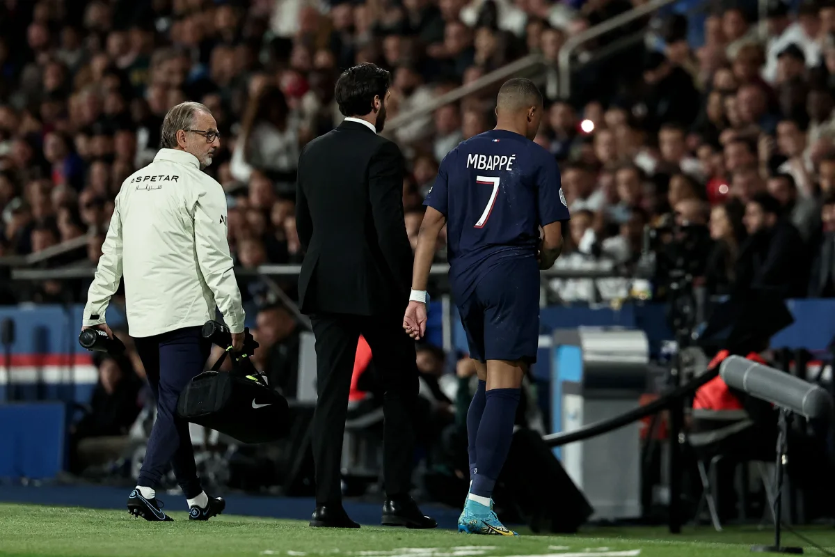 Kylian Mbappé comes off injured during Le Classique - Get French ...